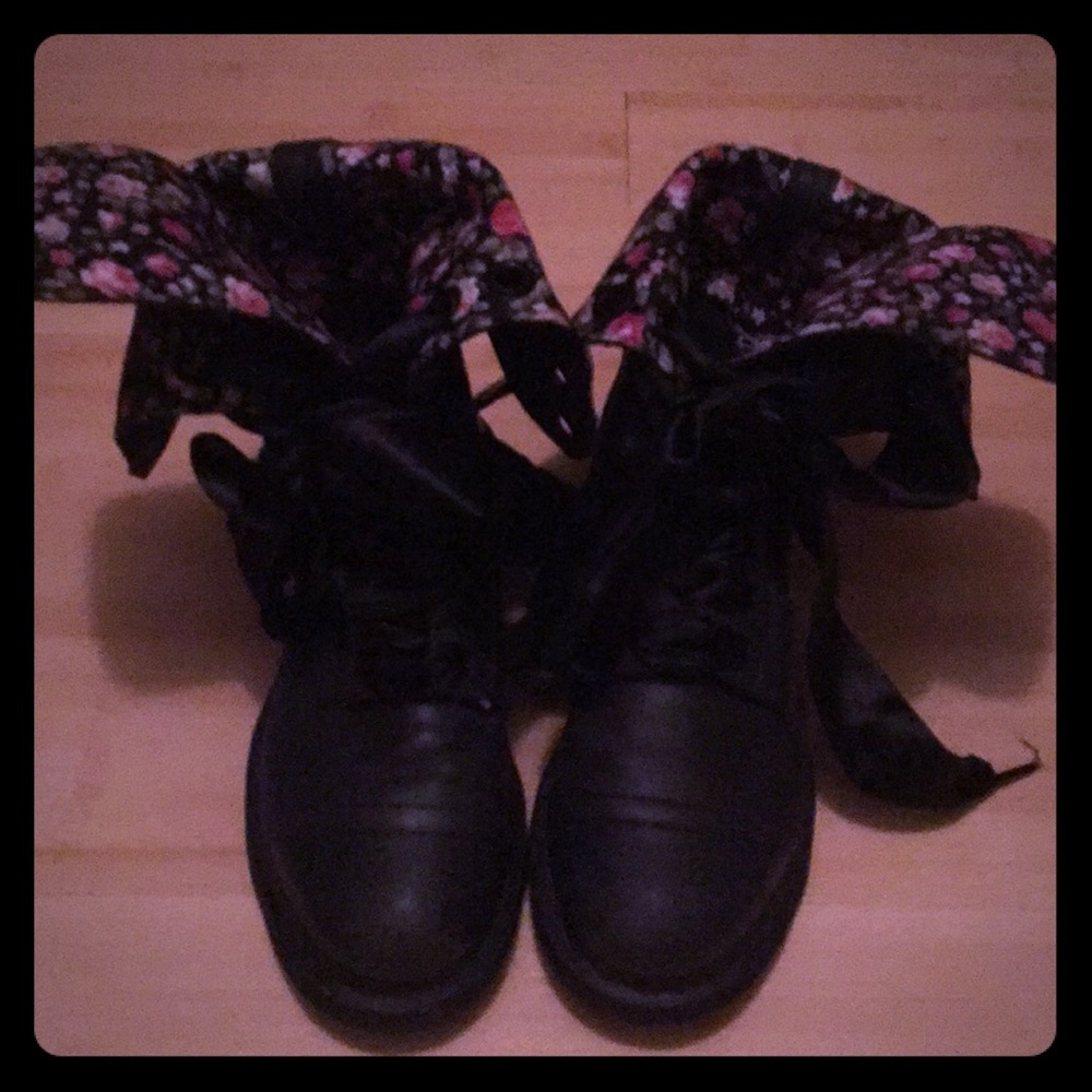 8M Genuine Dr. Martens Women's Triumph 1914 Boot